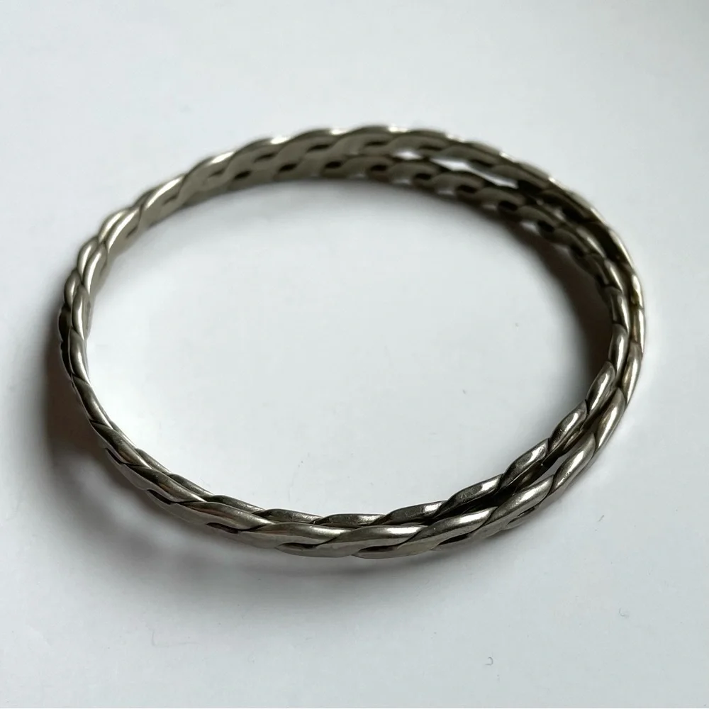 Pair of vintage unmarked sterling? flat twist link Mexico bangle bracelets